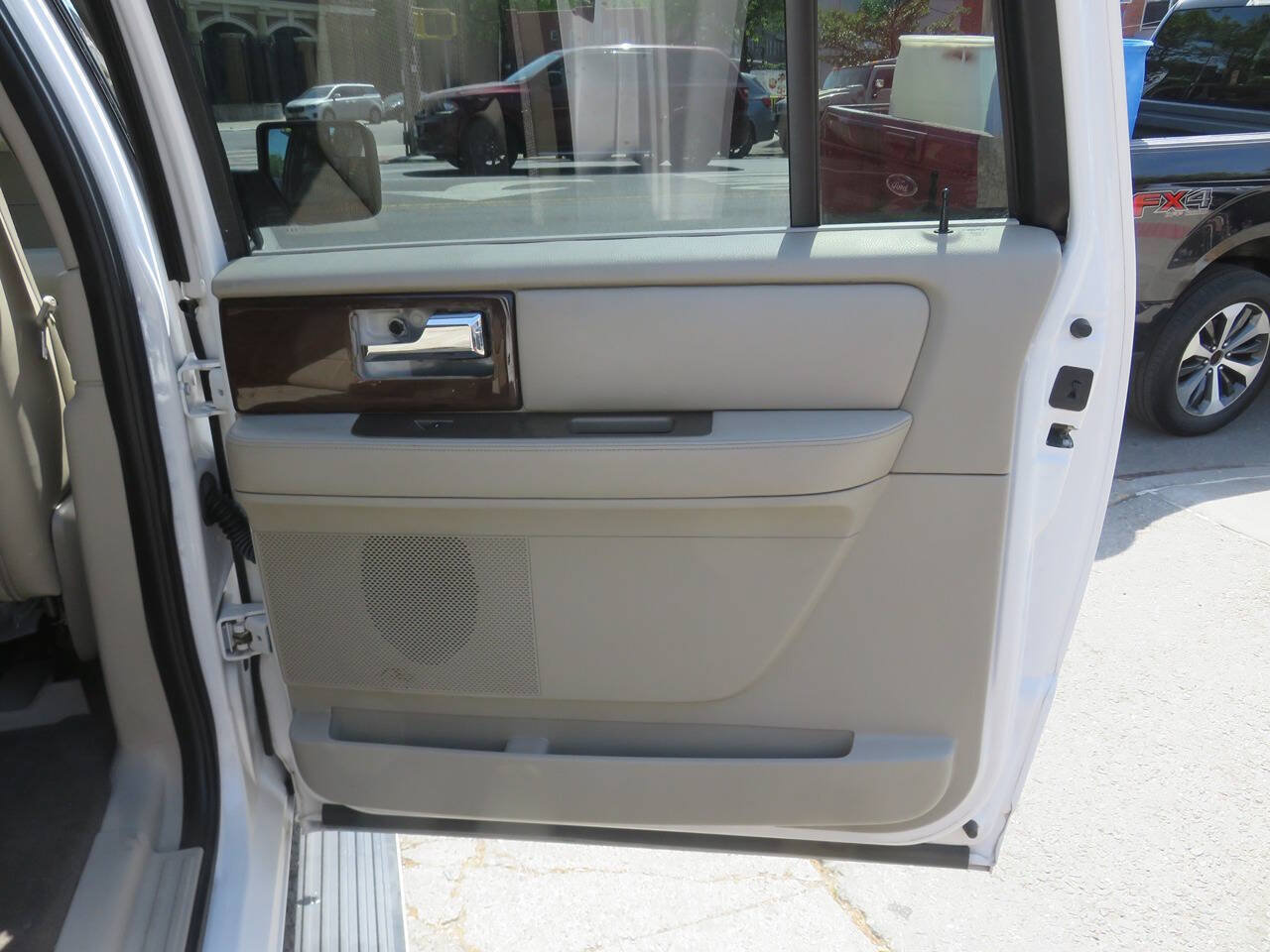 Used 2013 Lincoln Navigator L 4WD w/ HD Trailer Tow Pkg image 31