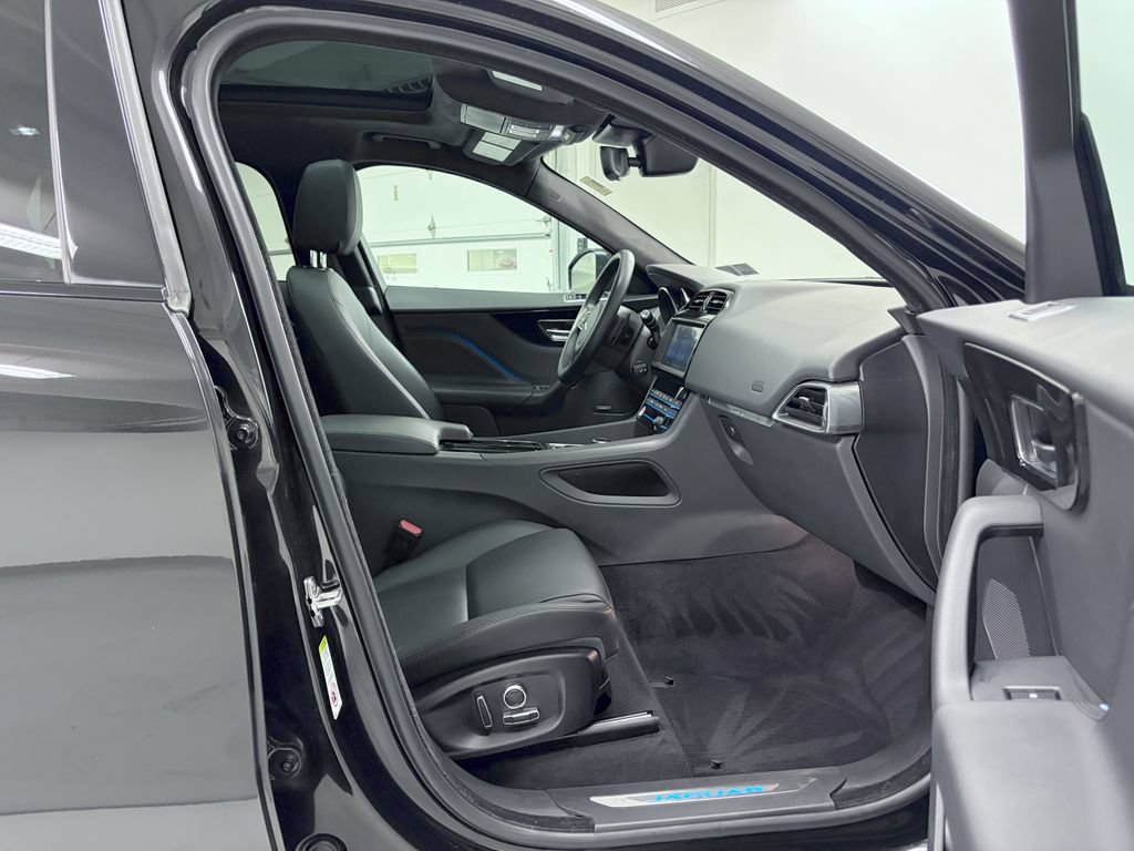 Used 2020 Jaguar F-PACE Premium AWD/4WD image 17