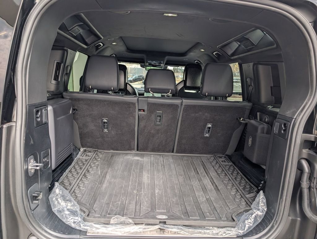 Certified 2025 Land Rover Defender 110 image 33