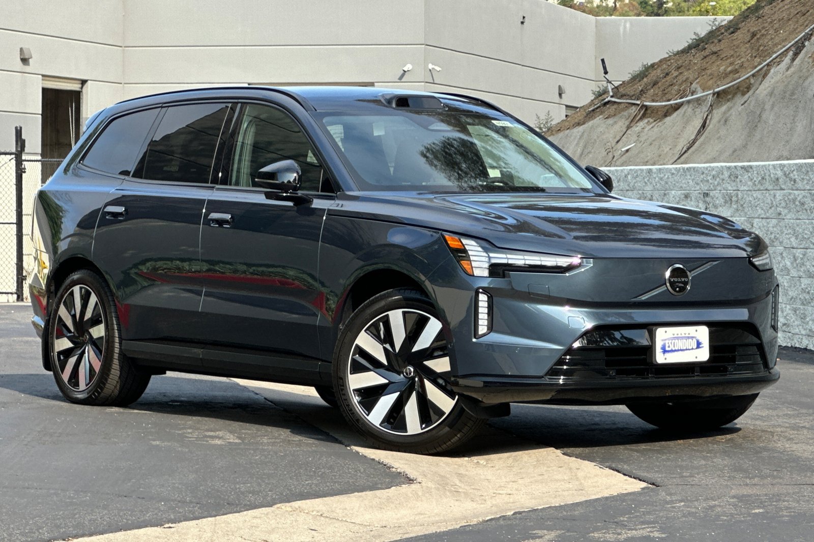 New 2025 Volvo EX90 Ultra AWD/4WD image 2