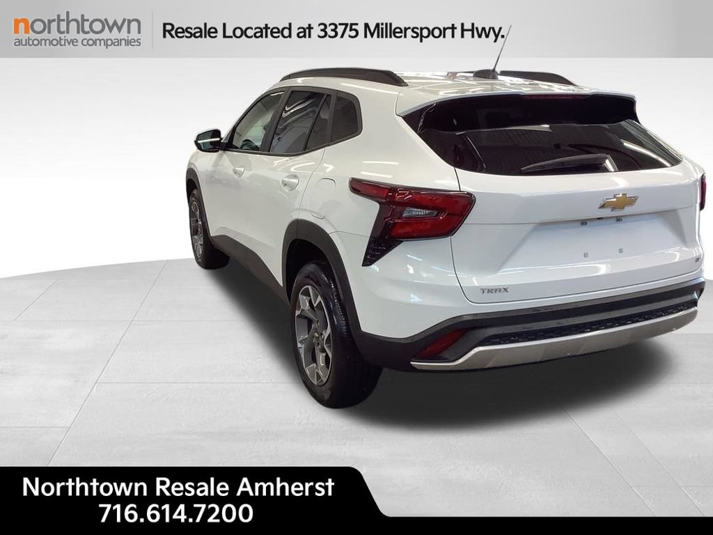 Used 2024 Chevrolet Trax LT w/ Driver Confidence Package FWD image 3