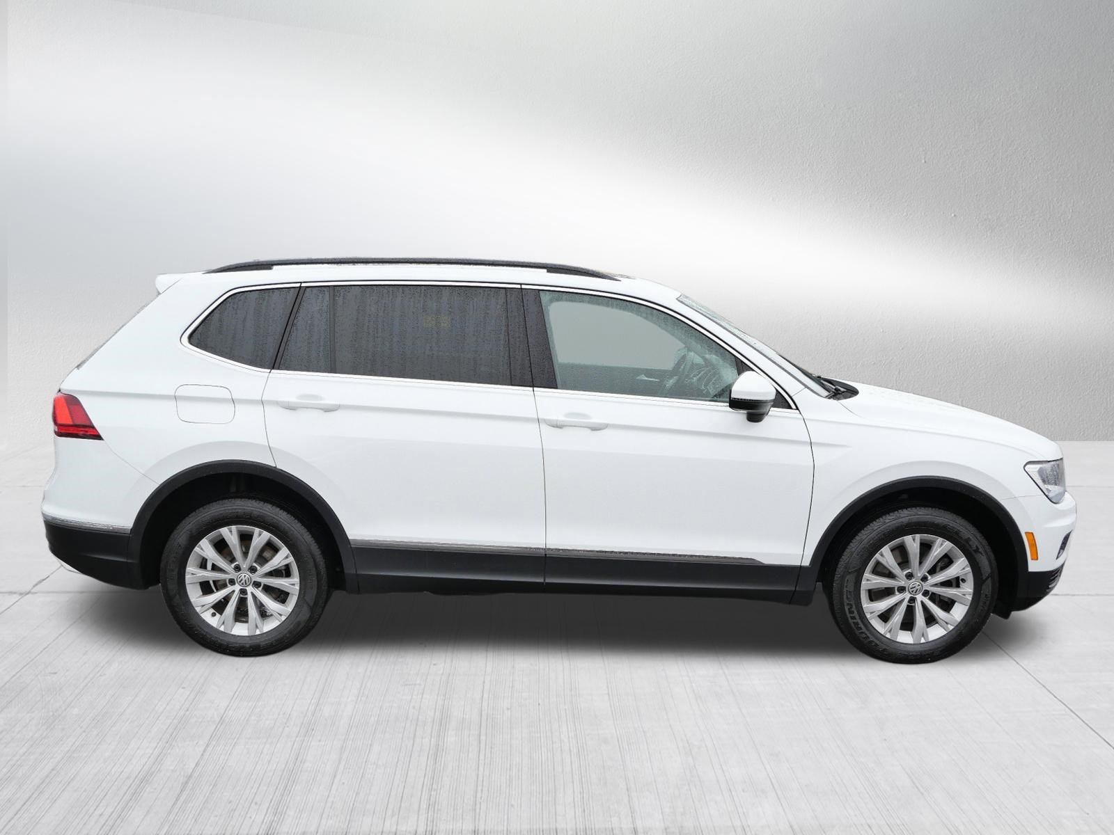 Used 2018 Volkswagen Tiguan SE w/ Panoramic Sunroof Package image 8