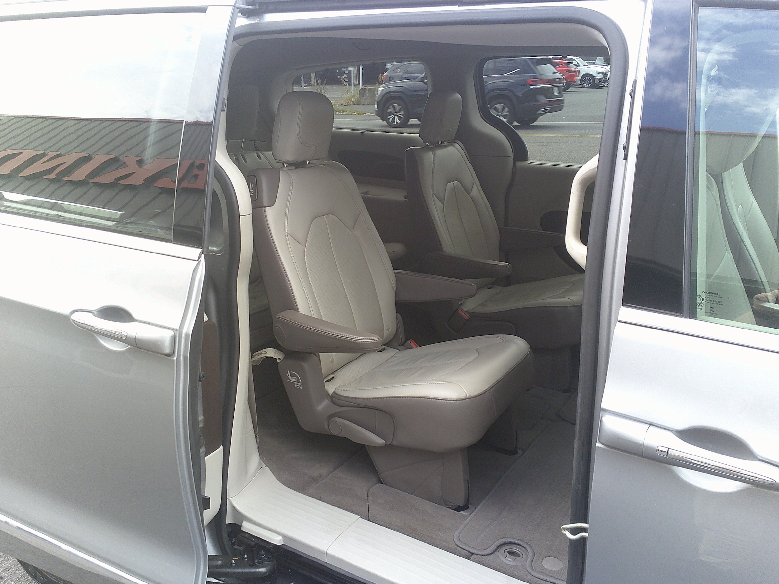 Used 2018 Chrysler Pacifica Touring-L FWD image 24
