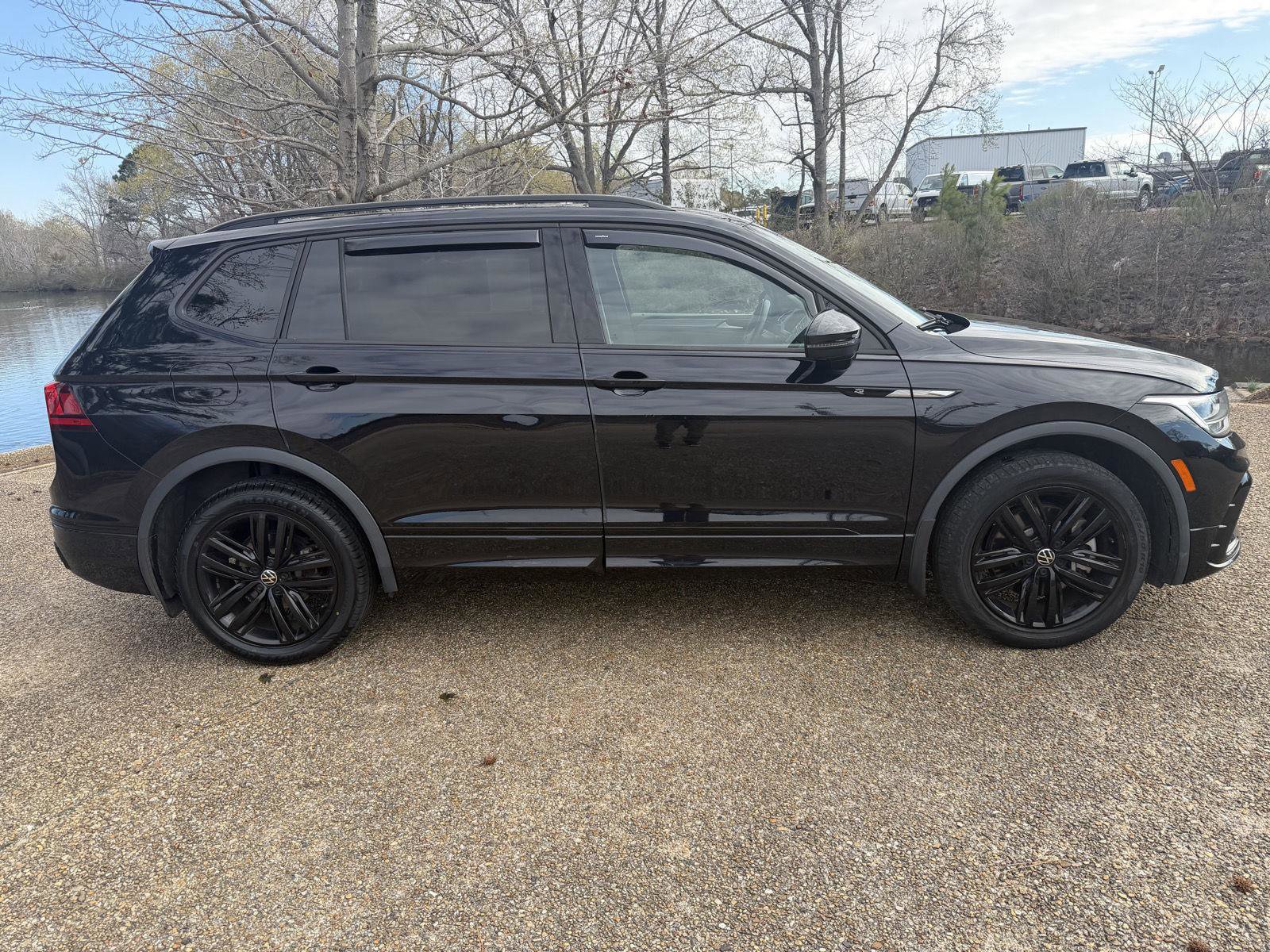 Used 2022 Volkswagen Tiguan SE R-Line image 2