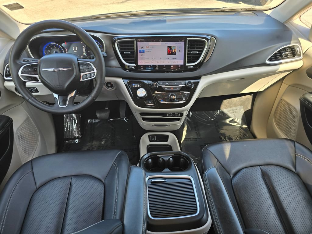 Used 2024 Chrysler Pacifica Touring-L FWD image 5
