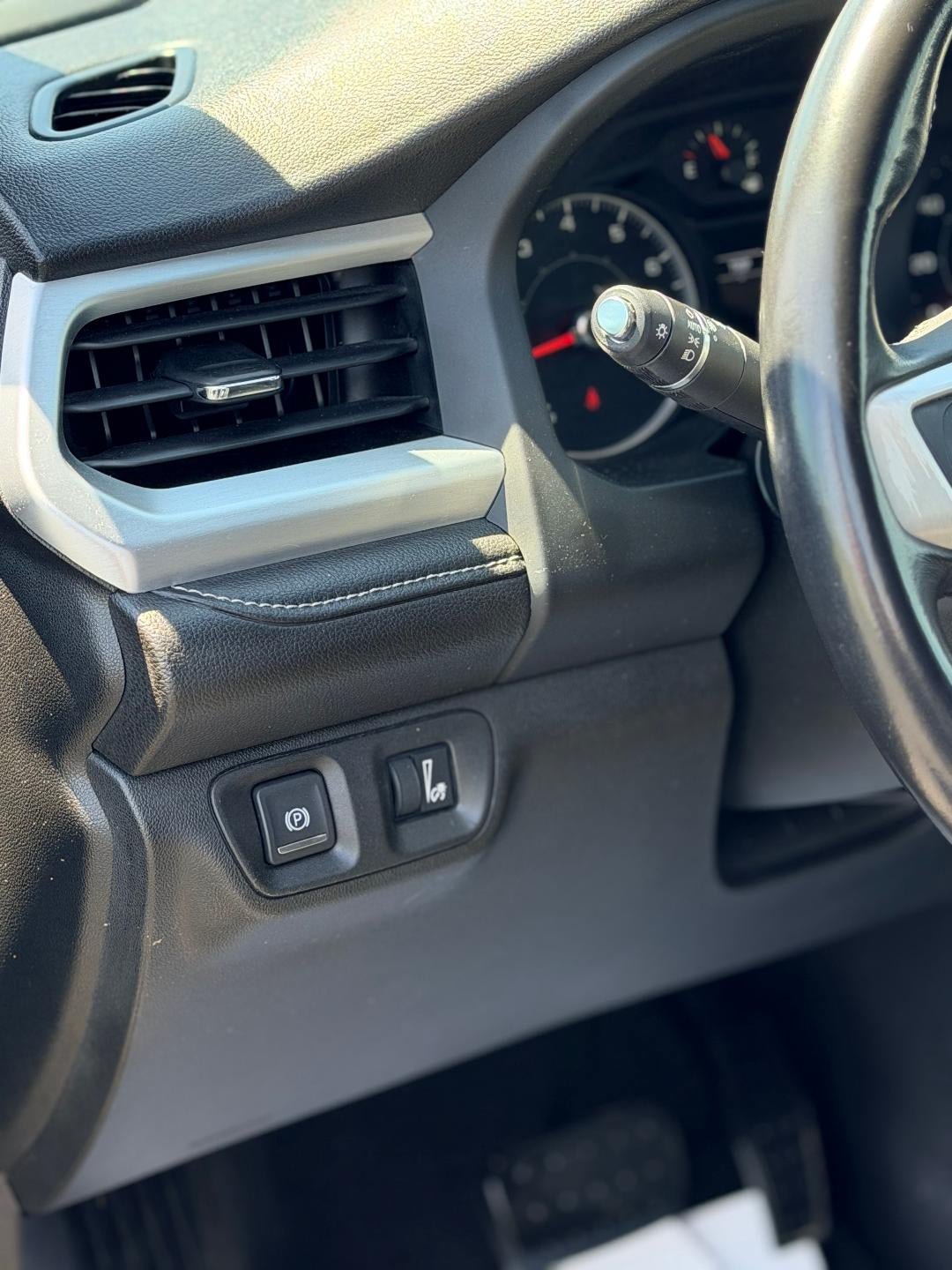 Used 2019 GMC Acadia SLE FWD image 14