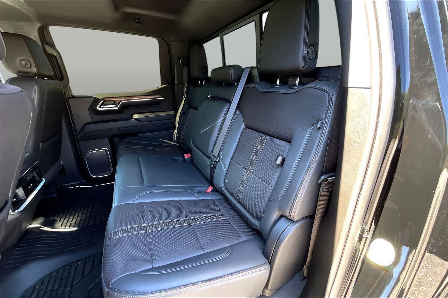 Used 2023 Chevrolet Silverado 1500 High Country w/ High Country Premium Package AWD/4WD image 39