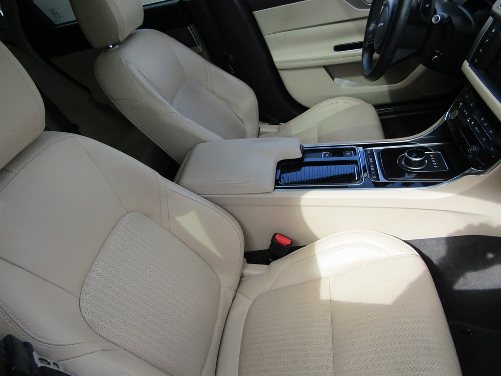 Used 2016 Jaguar XF Prestige RWD image 5