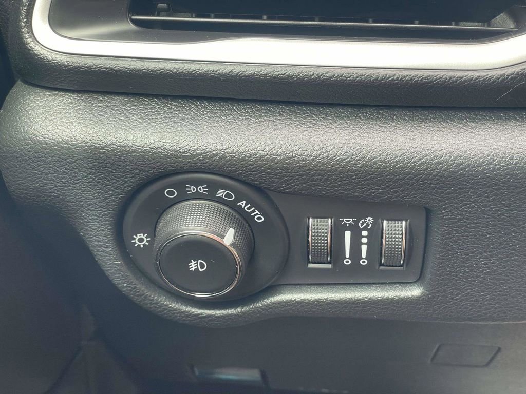 Used 2025 Chrysler Pacifica Select image 25