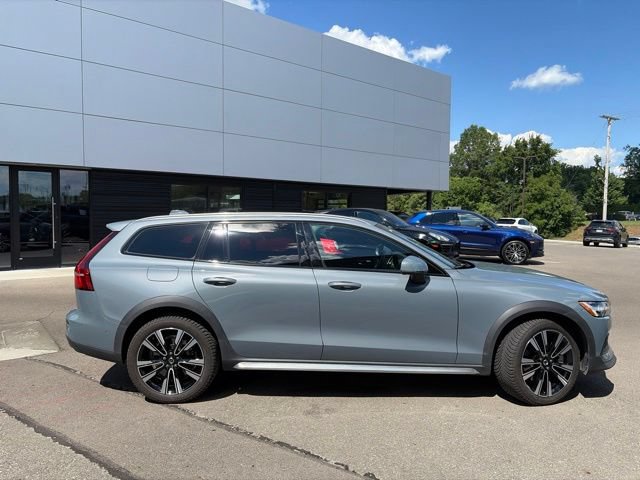 Used 2023 Volvo V60 B5 Cross Country Ultimate AWD/4WD image 2