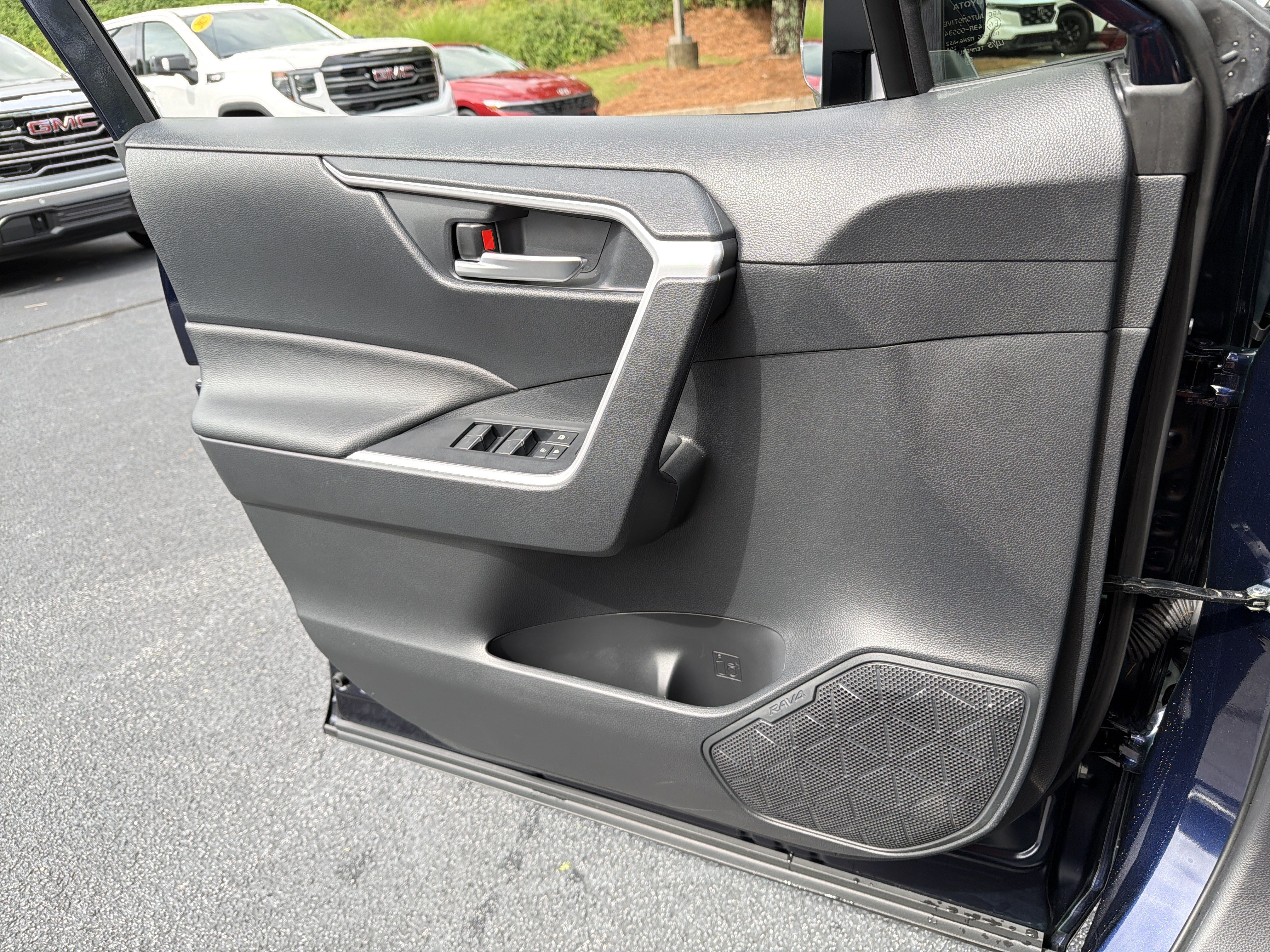 Used 2025 Toyota RAV4 XLE FWD image 15