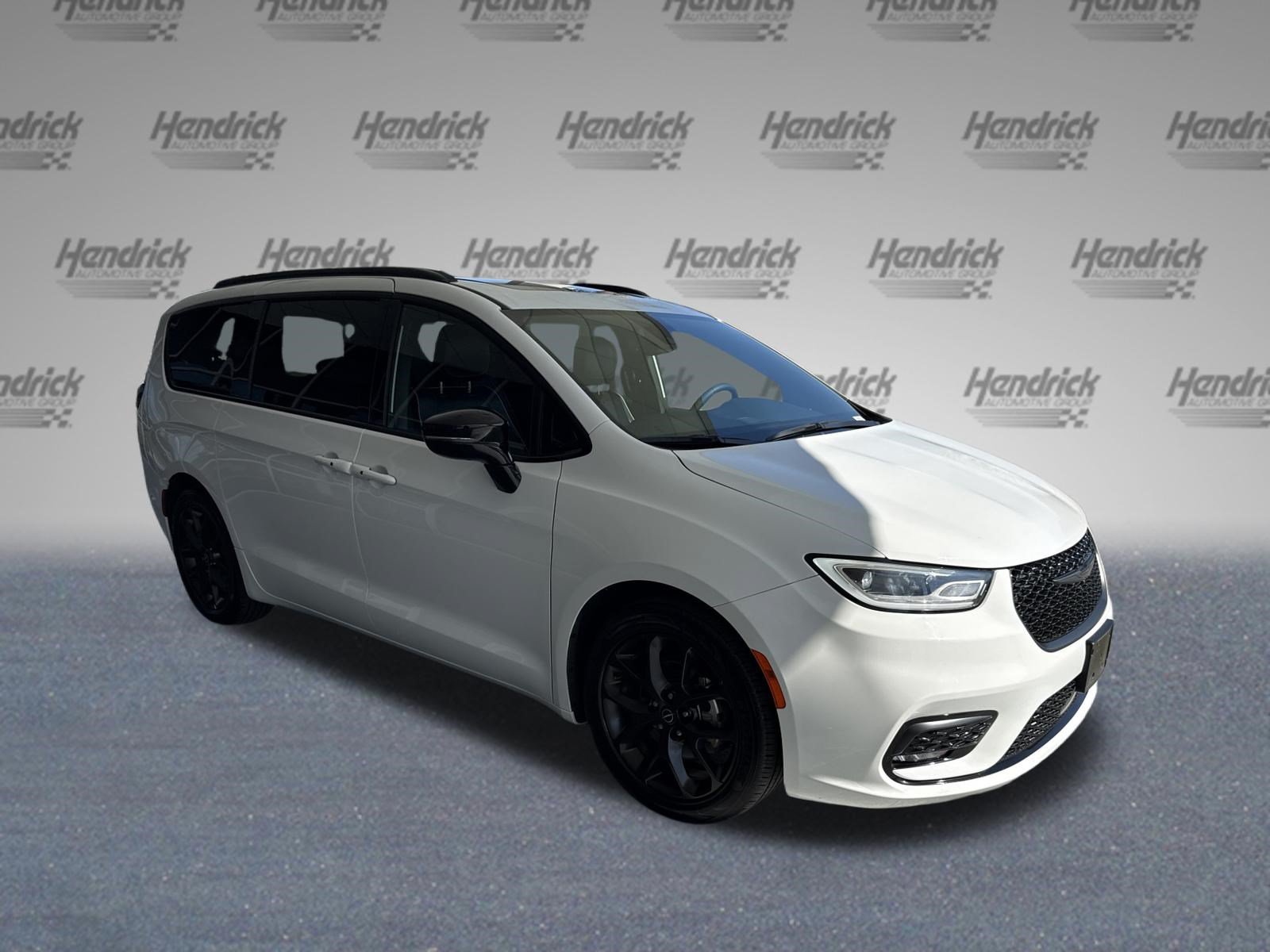 Used 2025 Chrysler Pacifica Limited FWD image 2