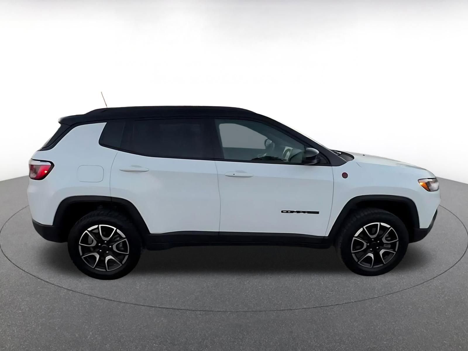 Used 2025 Jeep Compass Trailhawk image 16