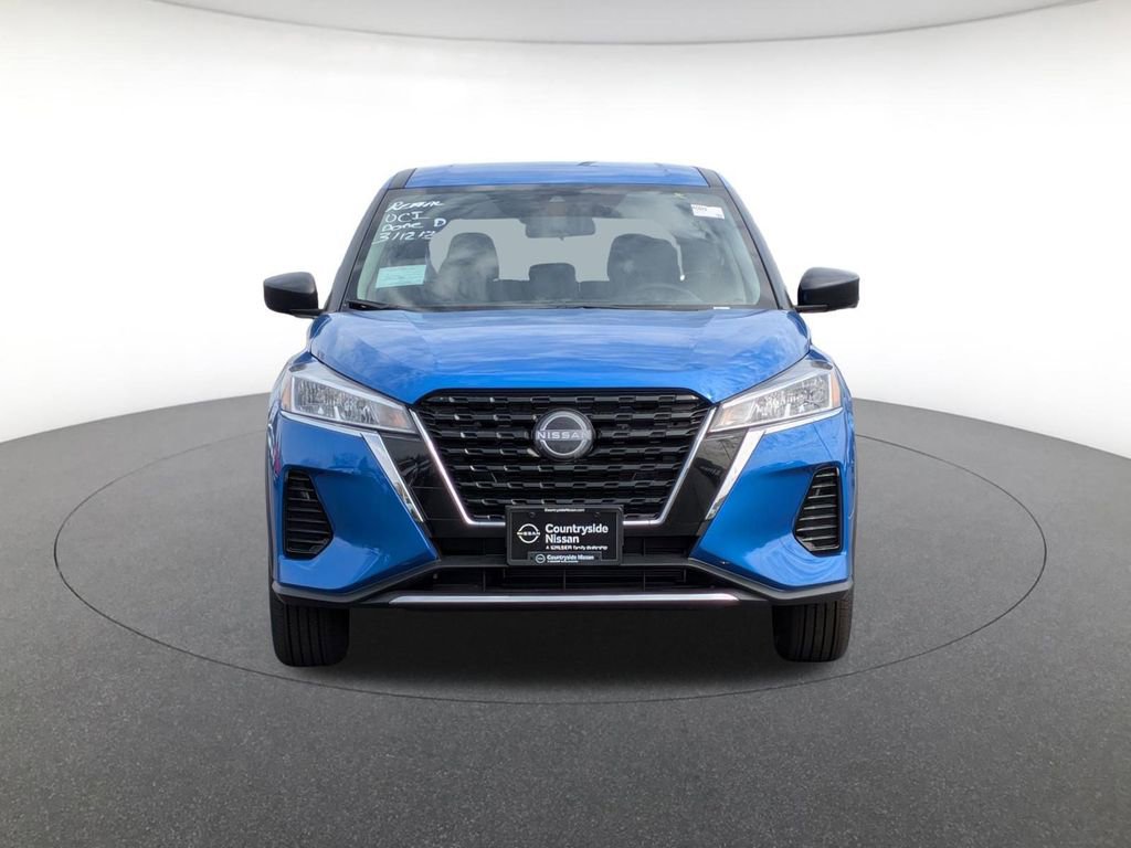 Used 2025 Nissan Kicks Play S image 2