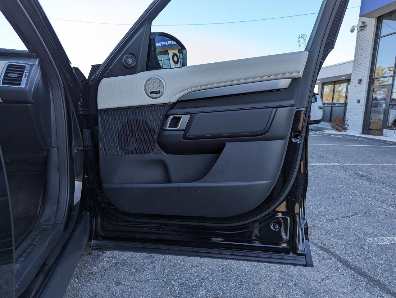 Used 2024 Land Rover Discovery Dynamic SE image 25