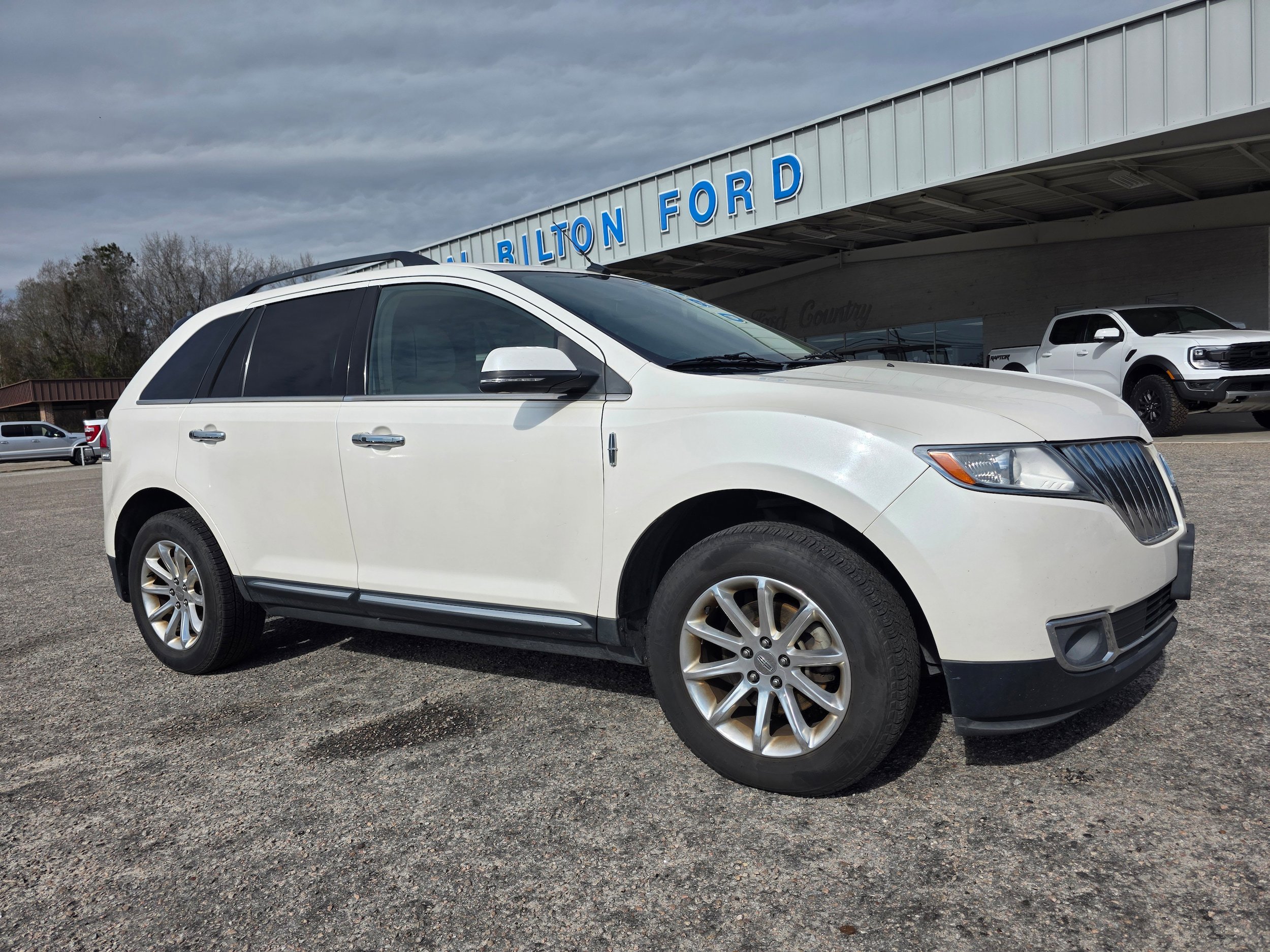 Used 2013 Lincoln MKX FWD image 2
