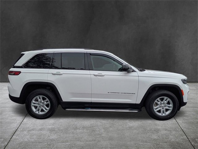 Used 2023 Jeep Grand Cherokee Laredo image 3