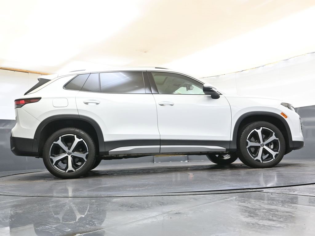 Used 2025 Volkswagen Tiguan SE w/ Panoramic Sunroof Package image 42