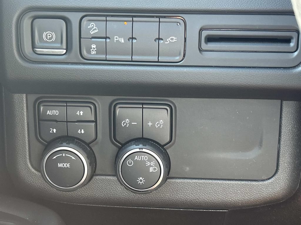 Used 2021 Chevrolet Tahoe Z71 AWD/4WD image 32