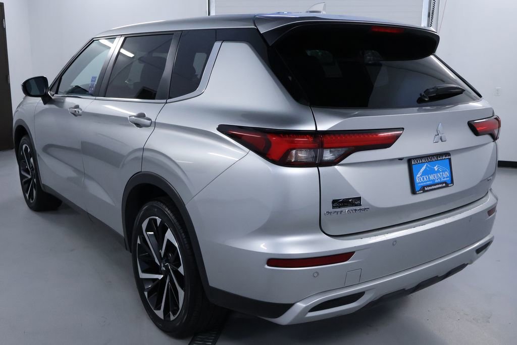 Used 2024 Mitsubishi Outlander SE Black Edition image 5