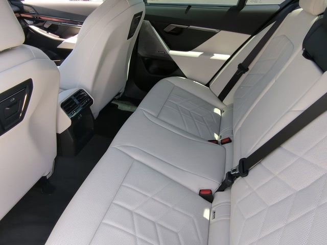 Used 2025 BMW i5 eDrive40i w/ Executive Package image 16
