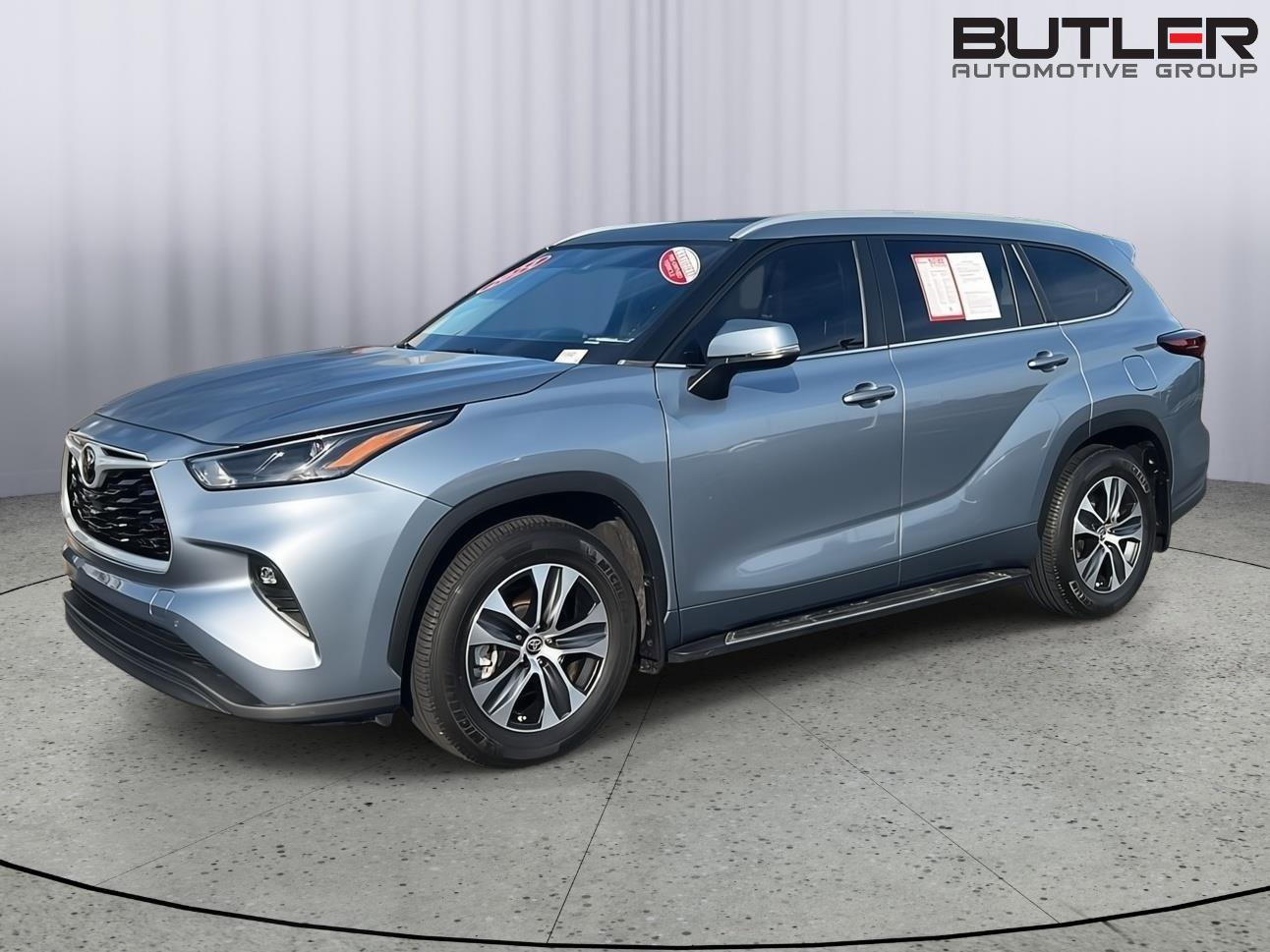 Certified 2024 Toyota Highlander XLE FWD image 2