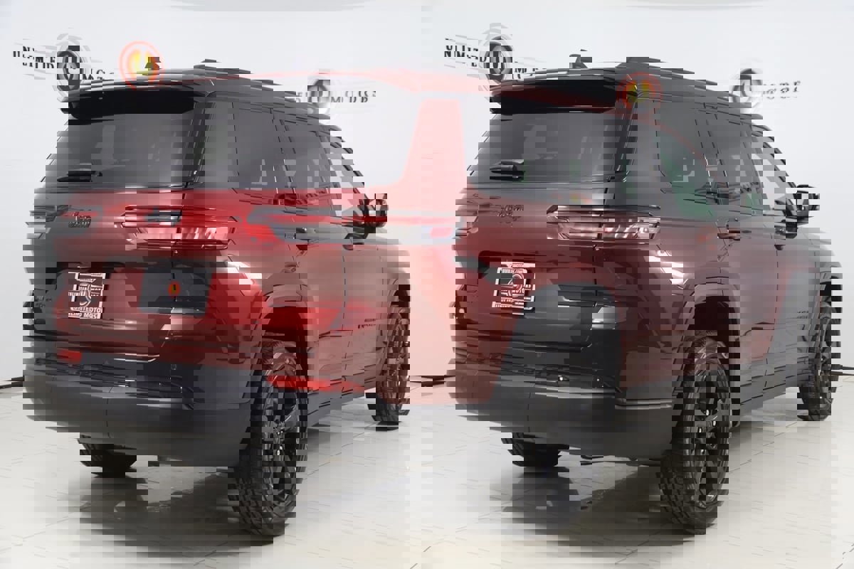 Used 2023 Jeep Grand Cherokee L Laredo image 3