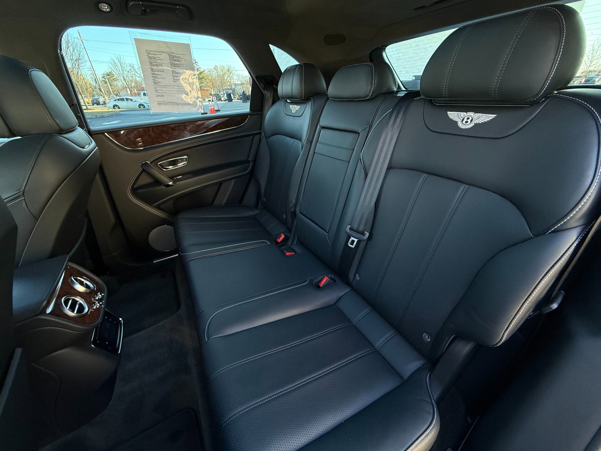 Used 2018 Bentley Bentayga image 26