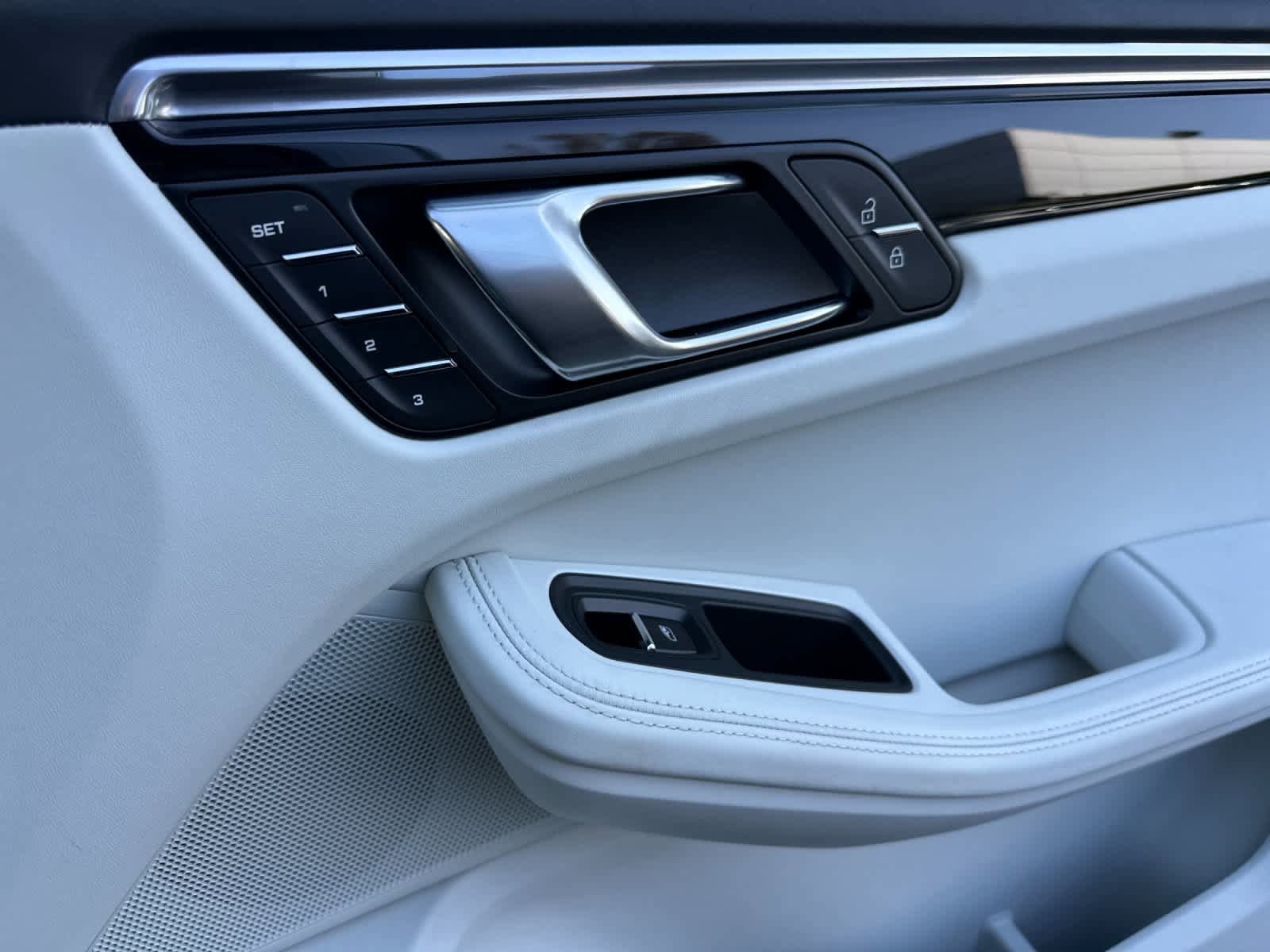 Certified 2025 Porsche Macan AWD/4WD image 19