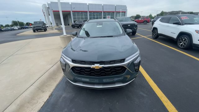Used 2025 Chevrolet Trax LT FWD image 5