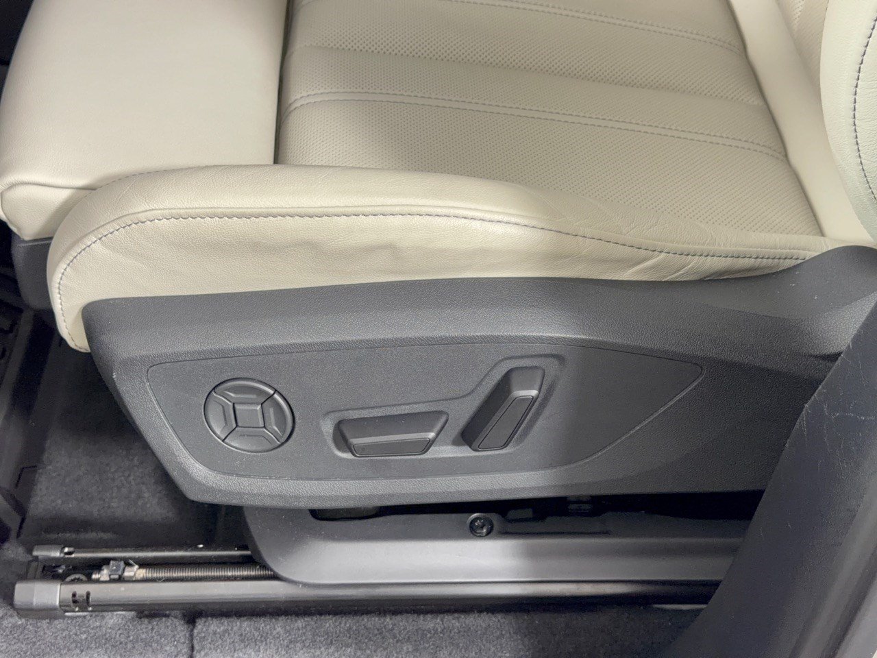 Certified 2025 Audi Q6 e-tron Premium Plus w/ Premium Plus AWD/4WD image 16