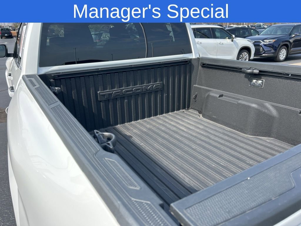 Used 2025 Toyota Tacoma SR5 AWD/4WD image 15