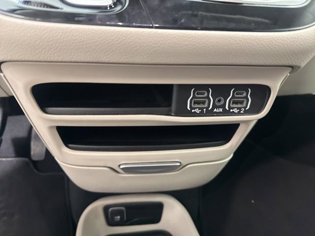 Used 2023 Chrysler Pacifica Touring-L image 41