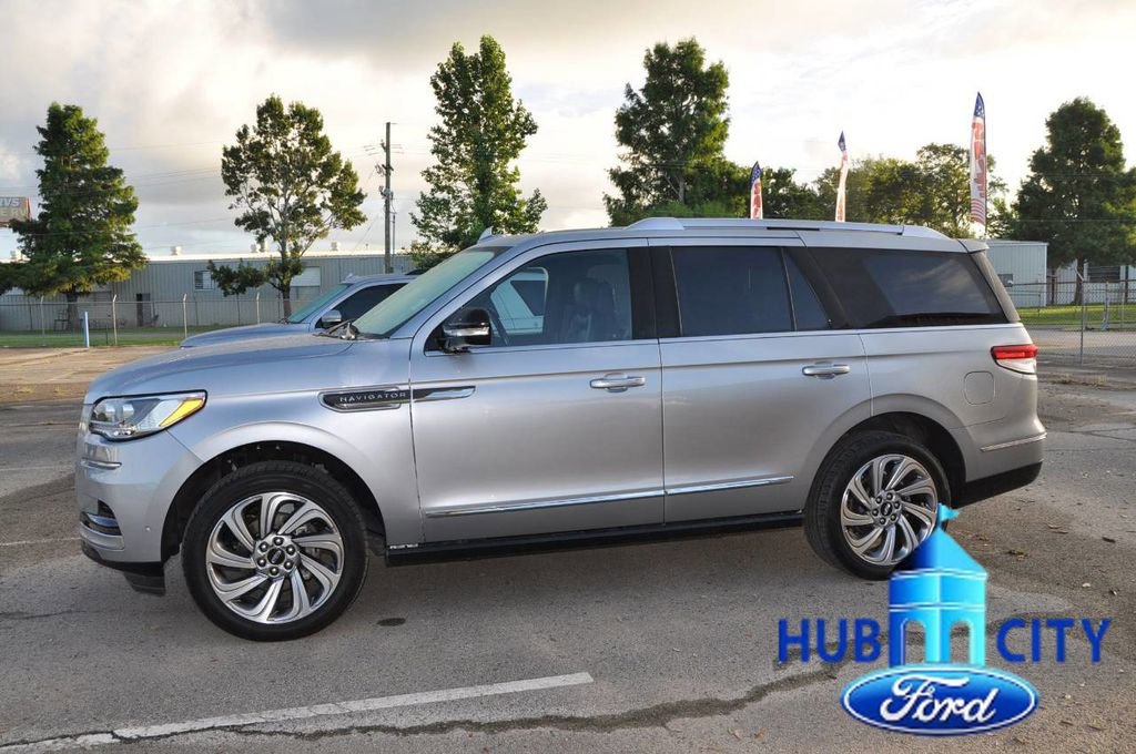 Used 2023 Lincoln Navigator Reserve image 2
