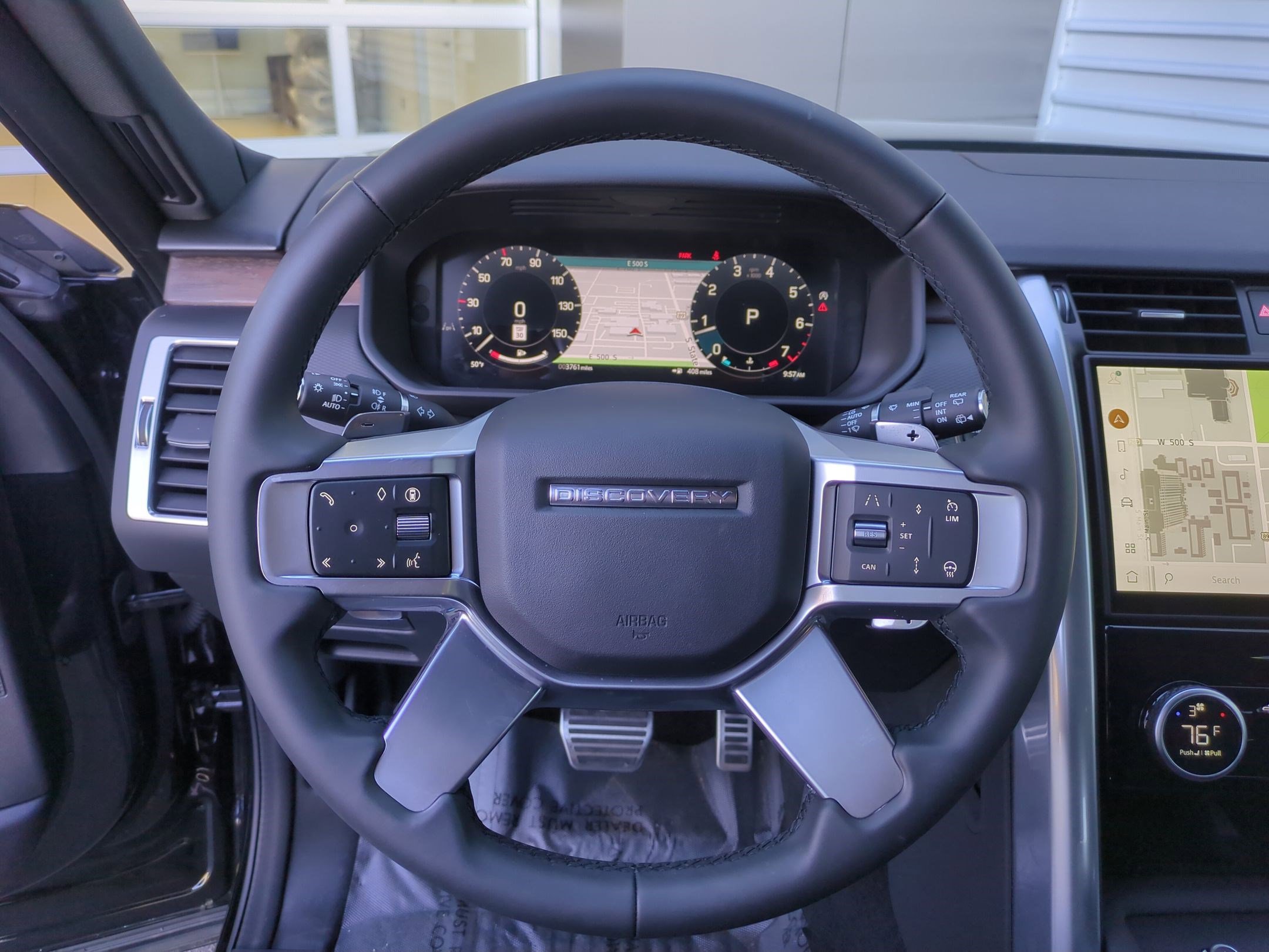 Used 2025 Land Rover Discovery Dynamic SE image 15