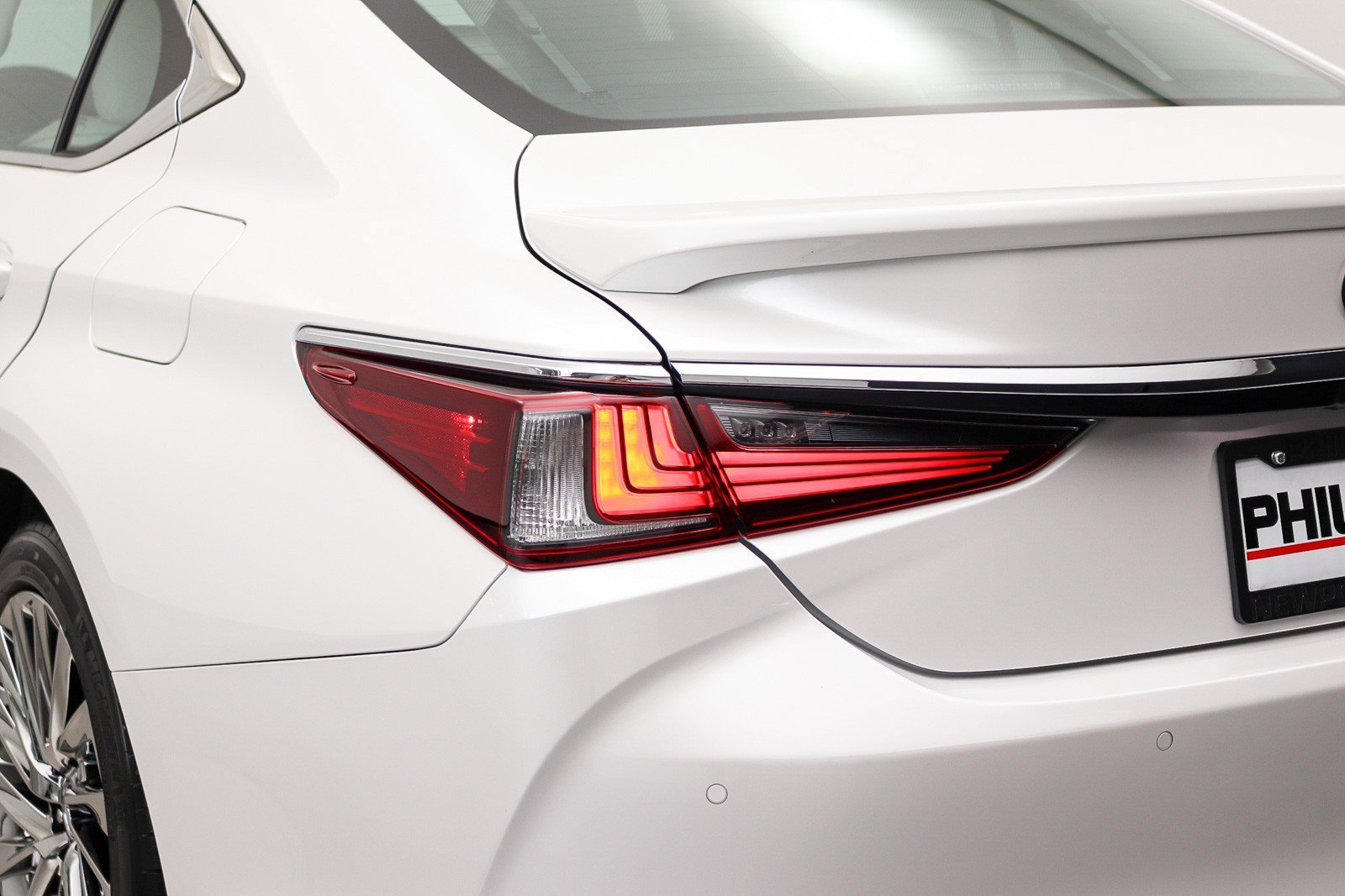 Used 2024 Lexus ES 300h w/ Luxury Package FWD image 12