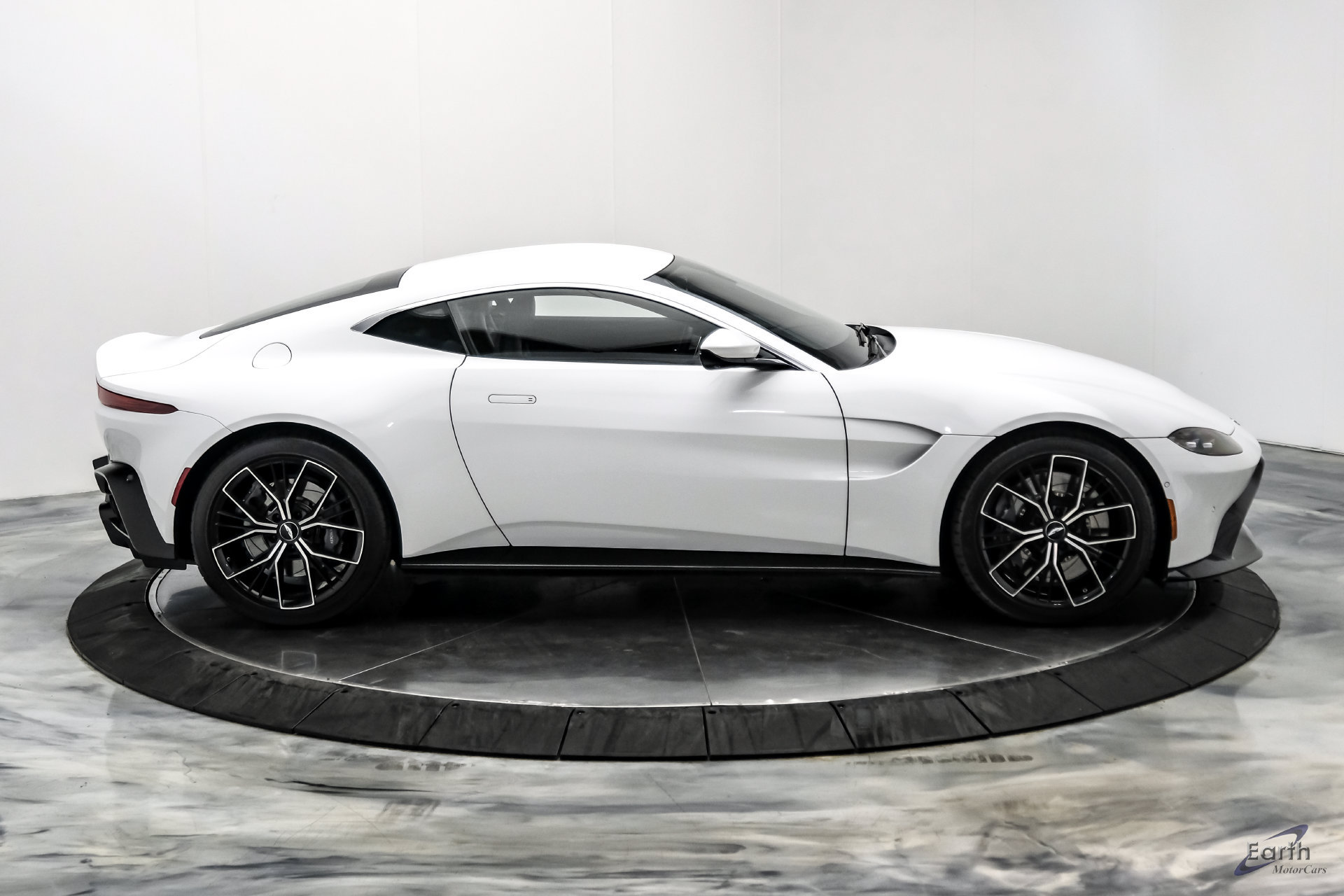 Used 2022 Aston Martin V8 Vantage Coupe RWD image 25