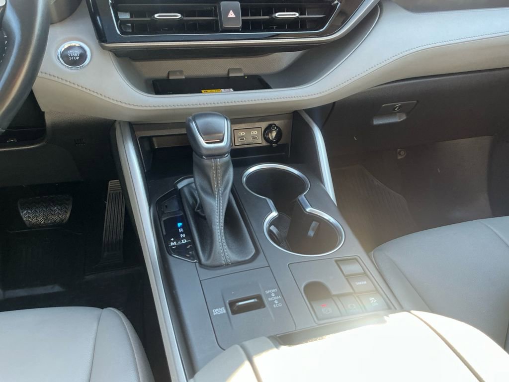 Used 2023 Toyota Highlander XLE FWD image 12