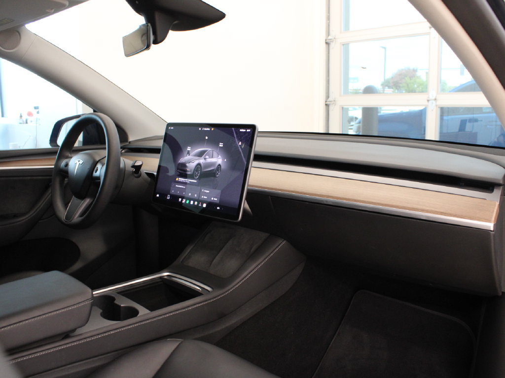 Used 2024 Tesla Model Y Long Range AWD/4WD image 19