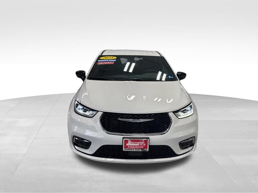 Used 2025 Chrysler Pacifica Select FWD image 9