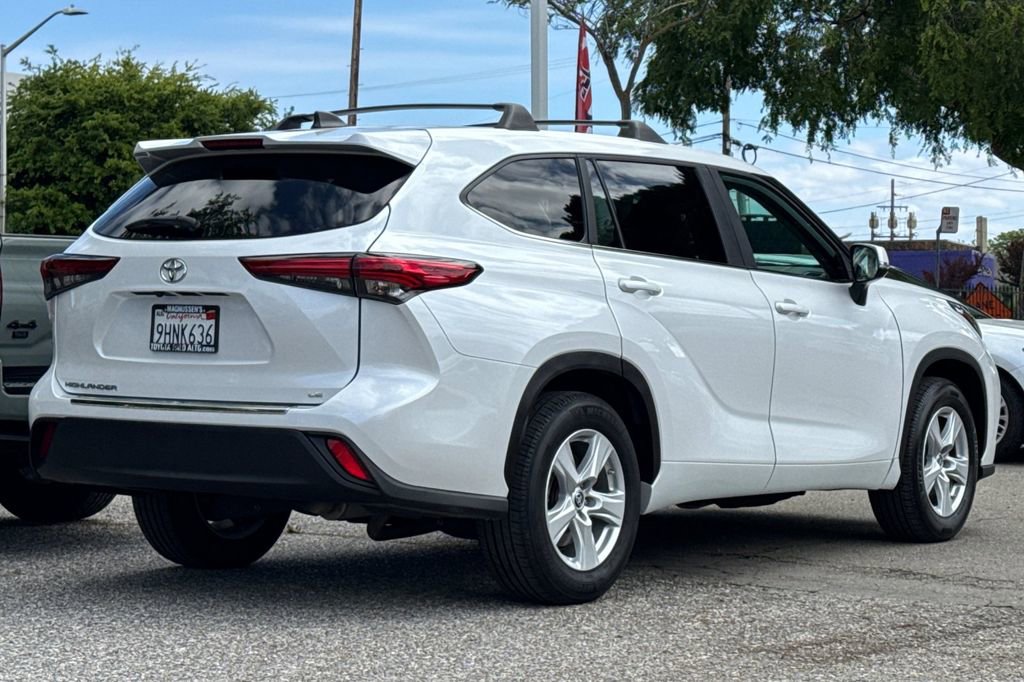 Used 2023 Toyota Highlander LE FWD image 3