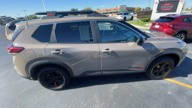 Used 2025 Nissan Rogue SV AWD/4WD image 3