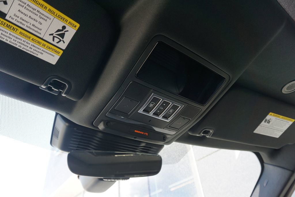 New 2025 Land Rover Discovery Dynamic SE image 16