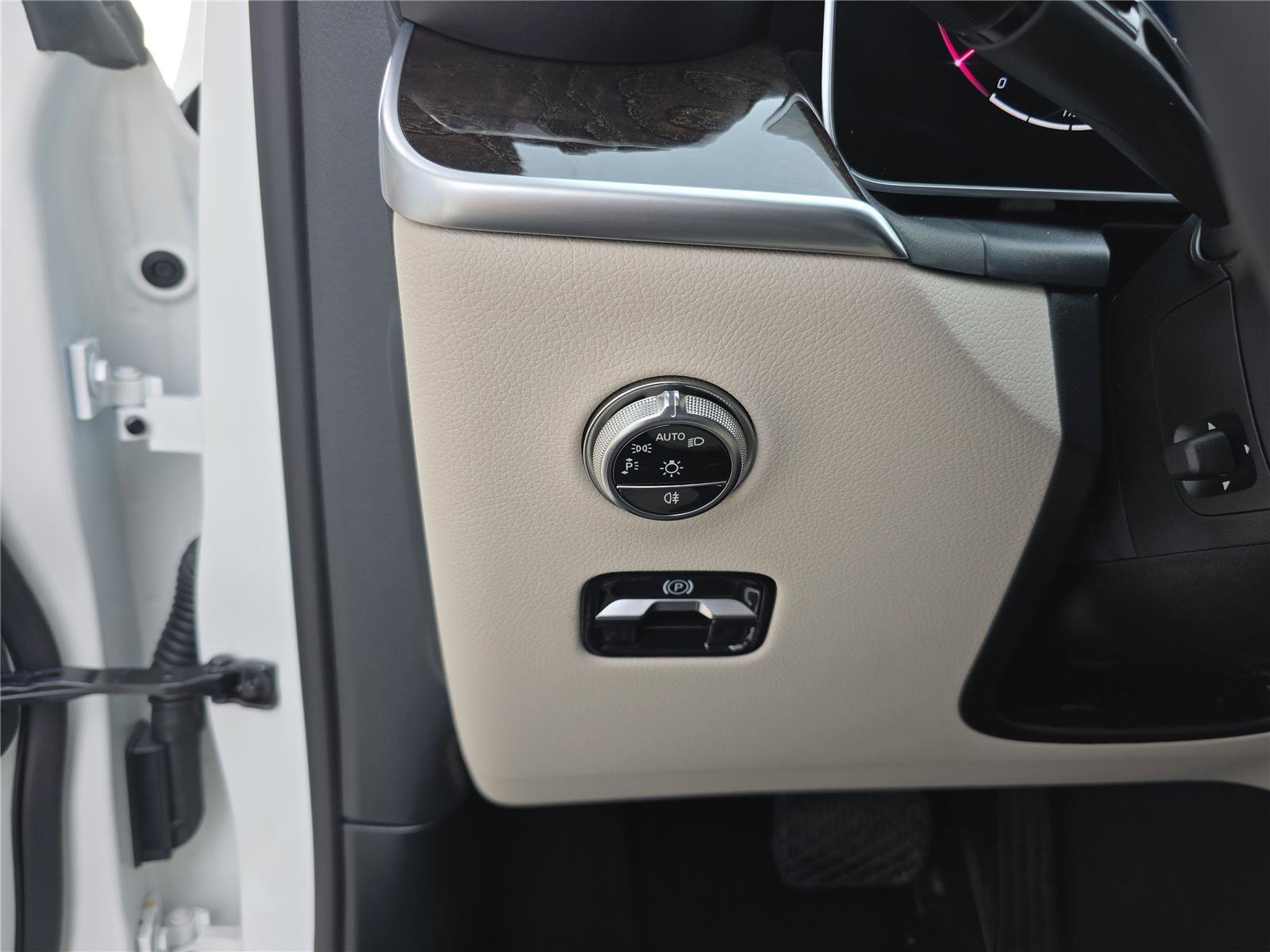 Used 2025 Mercedes-Benz GLC 350e GLC 350e image 32