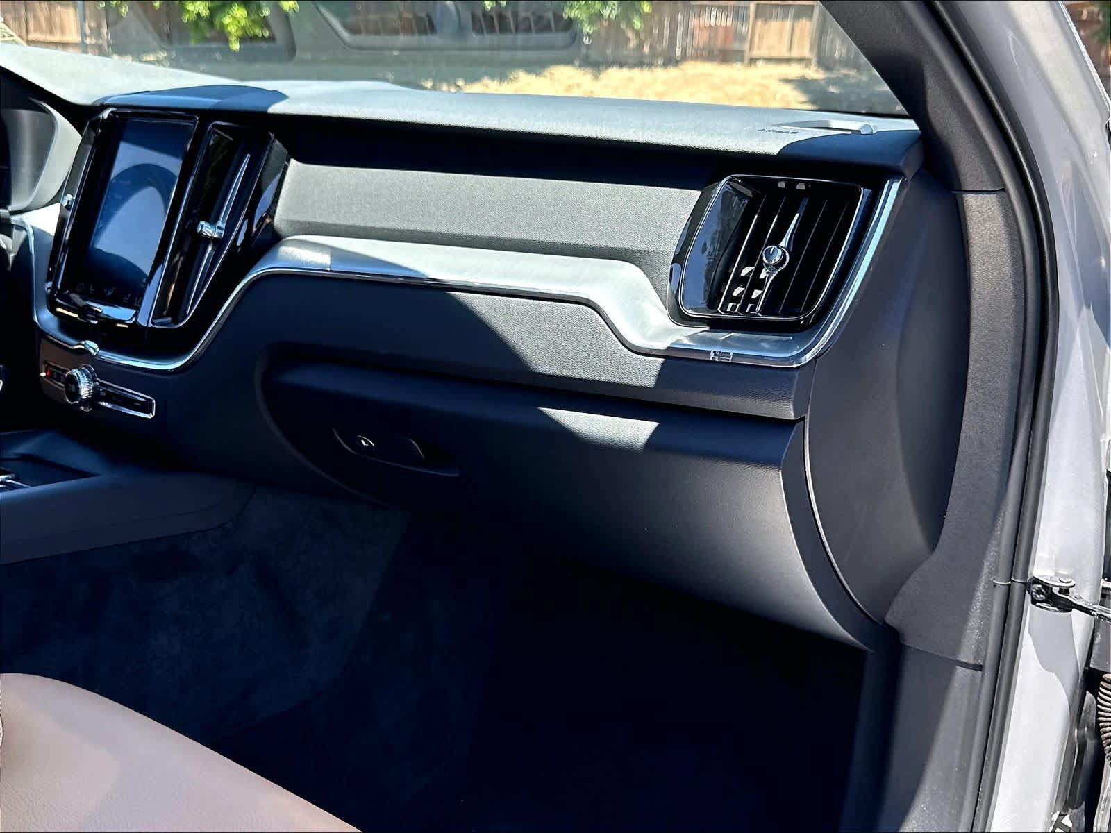 Used 2019 Volvo XC60 T5 Momentum w/ Advanced Package AWD/4WD image 19
