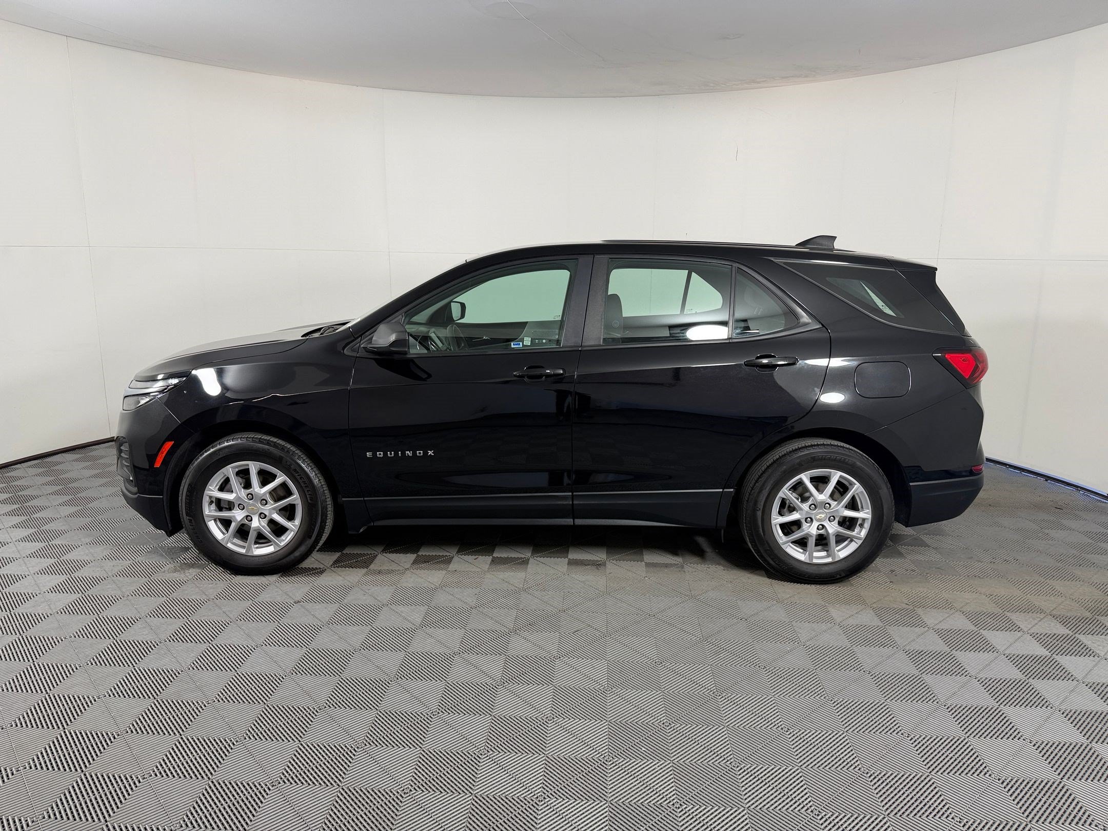 Used 2023 Chevrolet Equinox LS FWD image 2