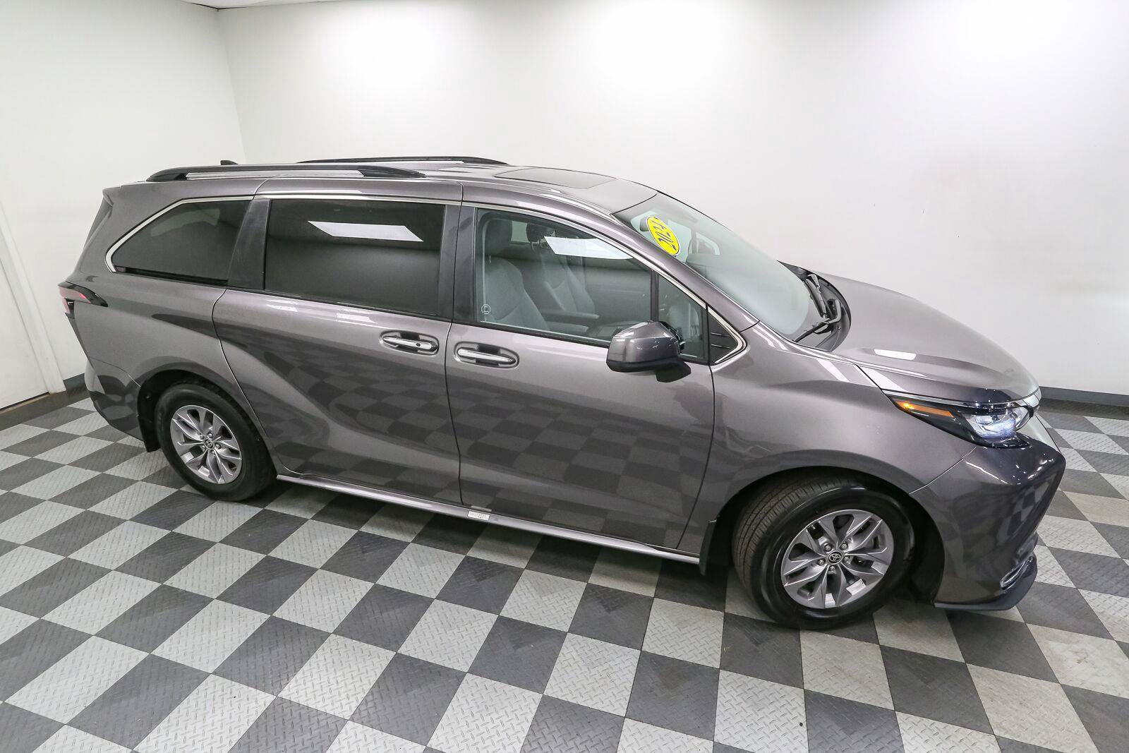 Used 2024 Toyota Sienna XLE FWD image 5