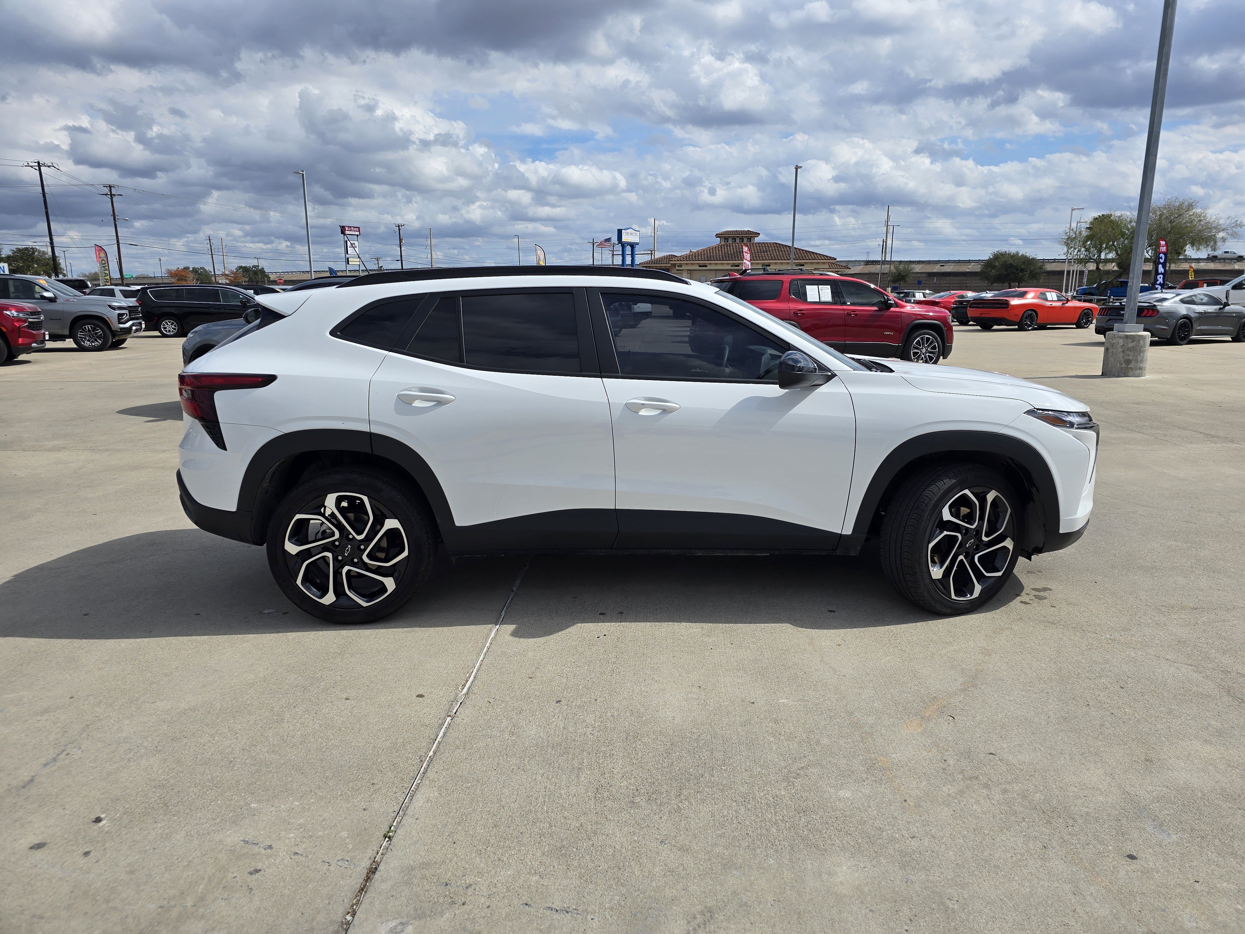 Used 2025 Chevrolet Trax RS image 2