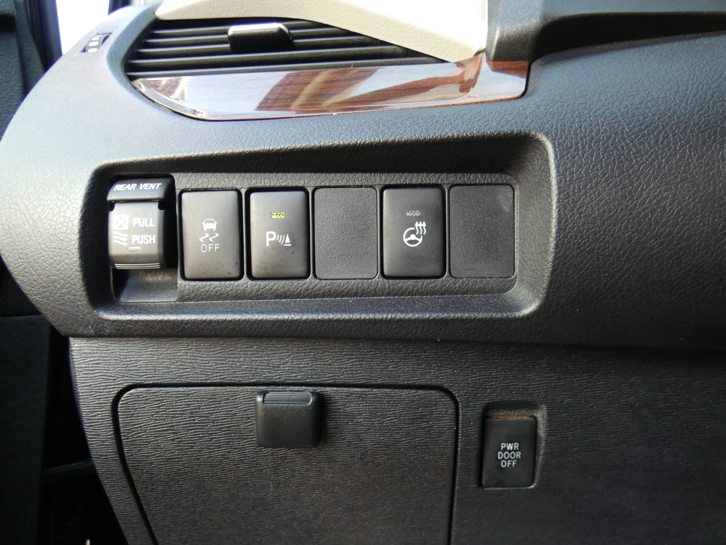 Used 2018 Toyota Sienna Limited image 62