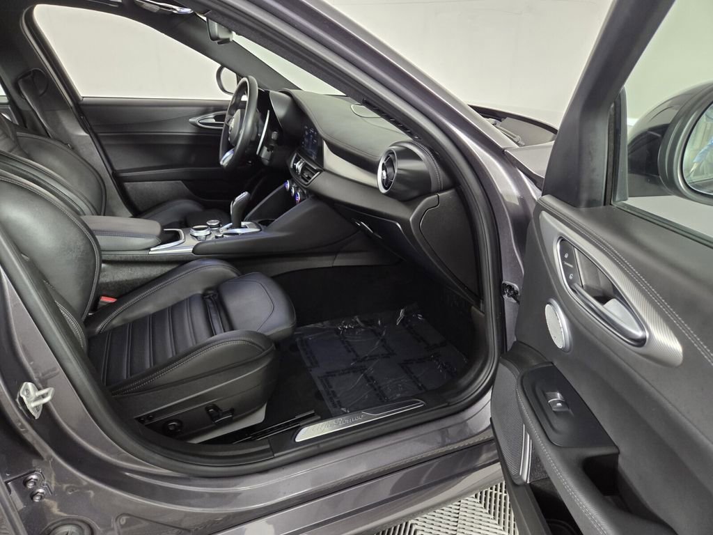 Used 2024 Alfa Romeo Giulia Veloce image 36